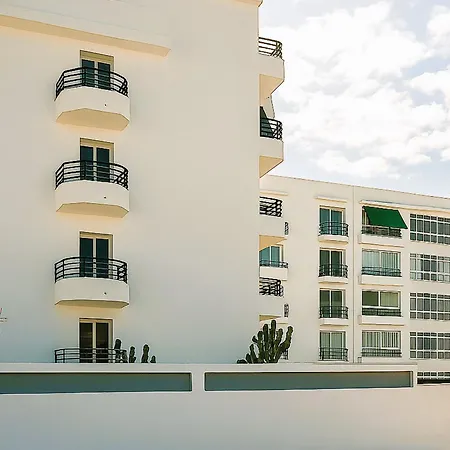 Live Punta Columbus Pool & Front